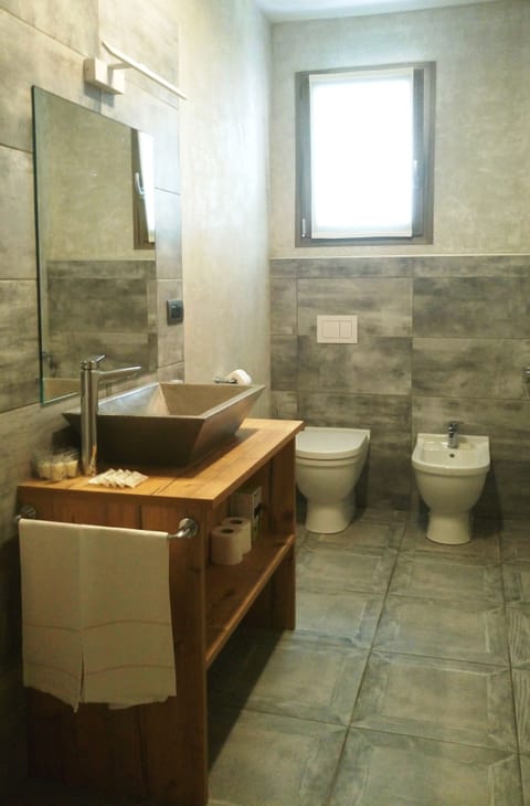 Deluxe Double or Twin Room, Private Bathroom | Bathroom | Shower, rainfall showerhead, free toiletries, hair dryer