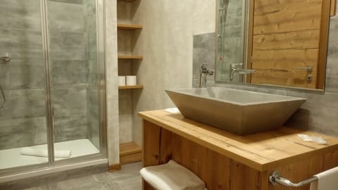 Shower, rainfall showerhead, free toiletries, hair dryer