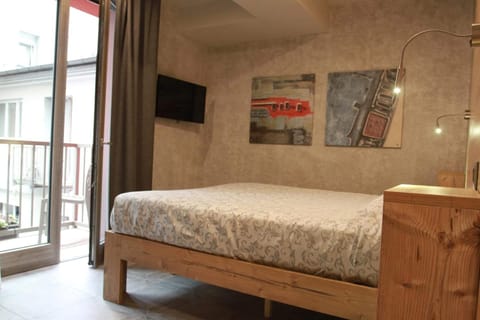 1 bedroom, Frette Italian sheets, premium bedding, down comforters