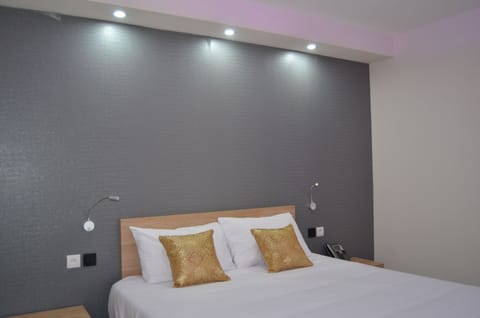 Double Room, Garden View | In-room safe, desk, soundproofing, iron/ironing board