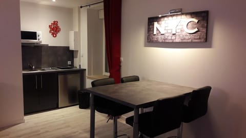 Full-size fridge, microwave, stovetop, coffee/tea maker