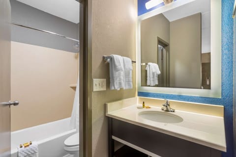 Combined shower/tub, deep soaking tub, free toiletries, hair dryer