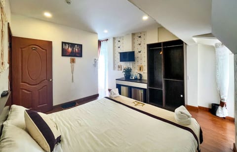 Superior Double Room, 1 Queen Bed, Balcony, City View | Minibar, desk, free WiFi