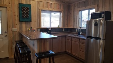 Cabin 4 | Private kitchenette | Full-size fridge, microwave, coffee/tea maker, toaster