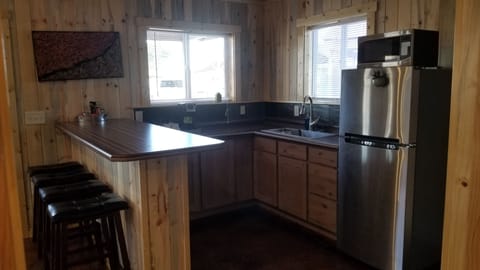 Cabin 5 | Private kitchenette | Full-size fridge, microwave, coffee/tea maker, toaster