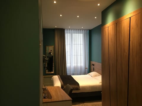 Double Room | Individually decorated, individually furnished, blackout drapes