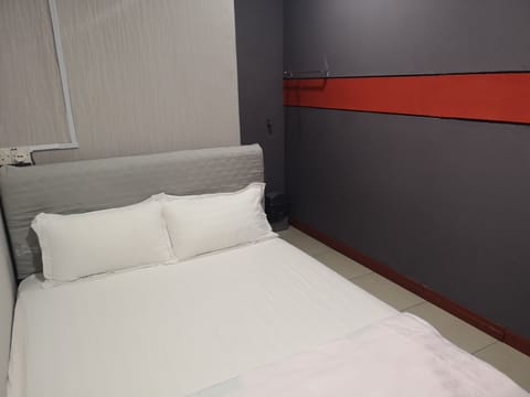 Deluxe Double Room, 1 Queen Bed, Private Bathroom | Desk, soundproofing, iron/ironing board, free WiFi