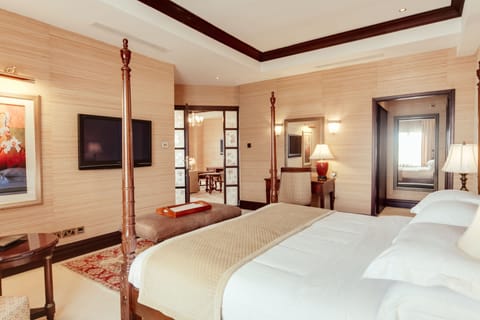 Presidential Suite | Minibar, in-room safe, desk, soundproofing