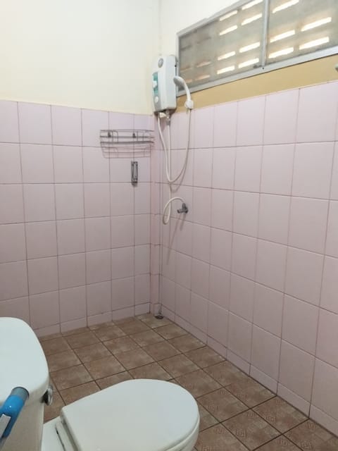 Standard Double Room | Bathroom shower