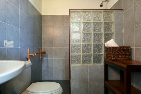 Standard Cottage, Garden View | Bathroom | Free toiletries, towels, soap, shampoo