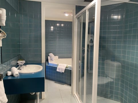 Hotel Suite Upstairs Jetted Tub | Bathroom | Free toiletries, hair dryer, towels