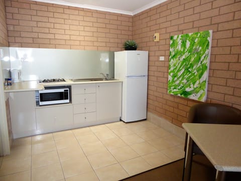 Deluxe Double Room, 1 Bedroom, Kitchenette | Private kitchenette | Fridge, microwave, coffee/tea maker, electric kettle