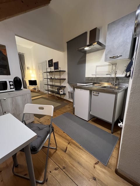 Deluxe Studio | Private kitchen | Fridge, microwave, stovetop, espresso maker