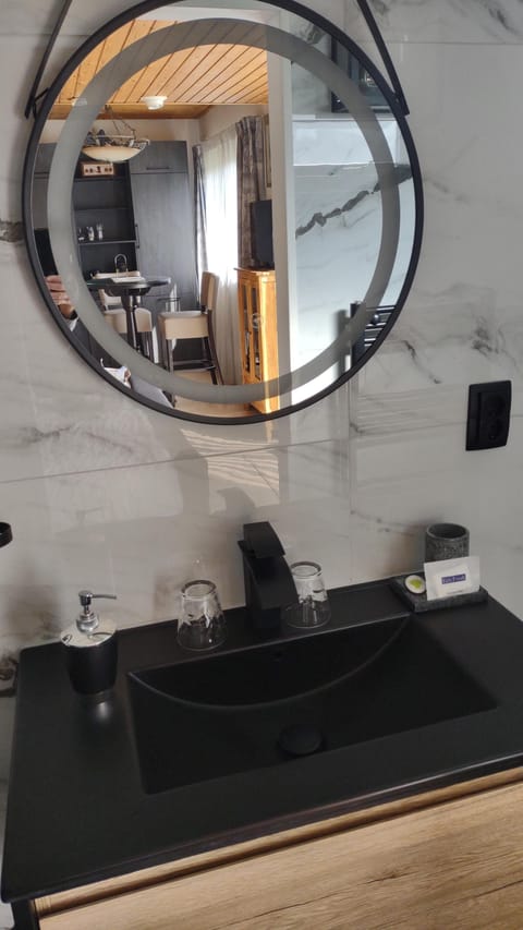 Double Room | Bathroom | Shower, free toiletries, hair dryer, towels