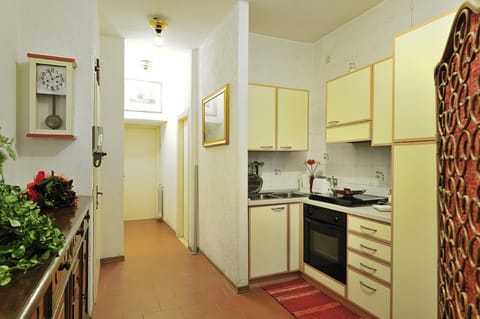 Apartment, 1 Bedroom | Private kitchen | Full-size fridge, stovetop, coffee/tea maker, electric kettle