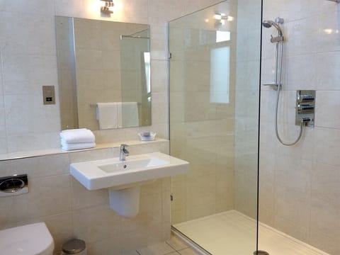 Superior Double Room, Ensuite | Bathroom | Towels