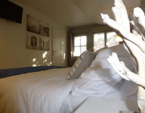 Double Room | Minibar, individually decorated, individually furnished, soundproofing