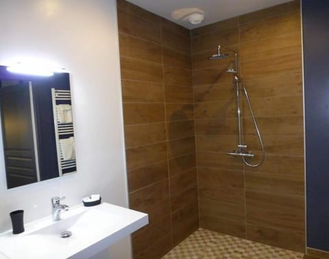 Deluxe Double Room (2 adults + 1 child) | Bathroom | Shower, bathrobes, towels