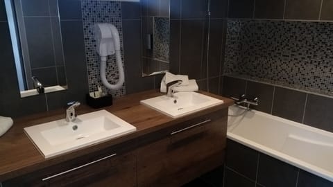 Quadruple Room | Bathroom | Free toiletries, hair dryer, towels