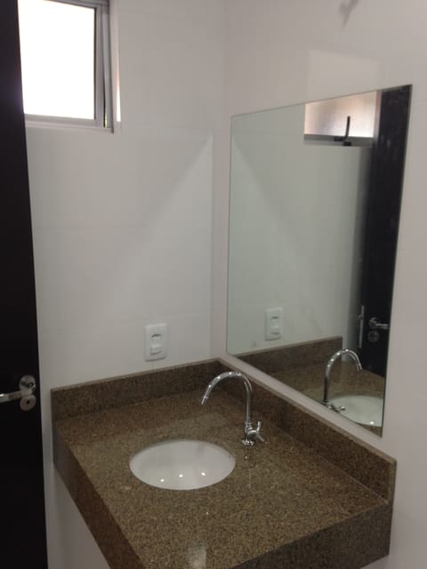 Executive Room, 1 Queen Bed, Non Smoking | Bathroom | Shower, free toiletries, hair dryer, bidet