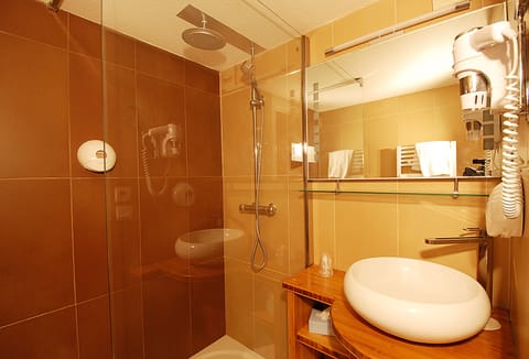 Superior Double Room | Bathroom | Combined shower/tub, hair dryer, towels