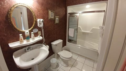 Queen Room, 1 Queen Bed | Bathroom | Free toiletries, hair dryer, towels, soap