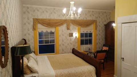 King Room, 1 King Bed | Individually decorated, individually furnished, iron/ironing board