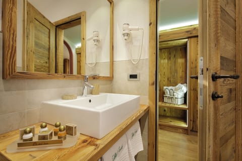 CAMERA MATRIMONIALE/DOPPIA CON LETTI SINGOLI CON BALCONE | Bathroom | Free toiletries, hair dryer, slippers, bidet