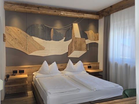 CAMERA MATRIMONIALE/DOPPIA CON LETTI SINGOLI CON VISTA MONTAGNA | Down comforters, in-room safe, desk, free WiFi