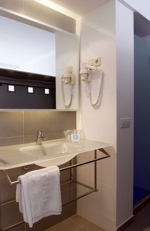 Superior Double Room, Balcony | Bathroom sink