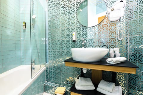 Classic Double or Twin Room (Chambre vue Village) | Bathroom | Hair dryer, towels