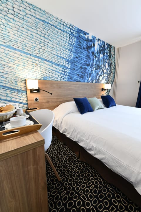 Superior Double Room | Minibar, in-room safe, desk, blackout drapes