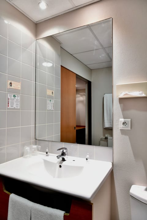 Double or Twin Room | Bathroom | Hair dryer, towels