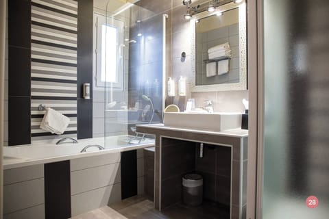 Junior Suite | Bathroom | Free toiletries, hair dryer, bathrobes, towels