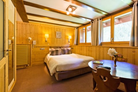 Double or Twin Room (Montagne) | In-room safe, desk, blackout drapes, iron/ironing board