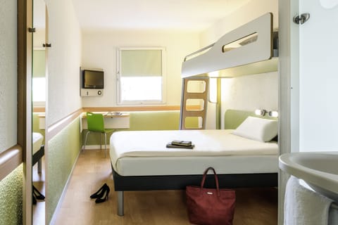 Triple Room, Multiple Beds | Free WiFi, bed sheets