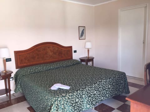 Minibar, desk, cribs/infant beds, free WiFi