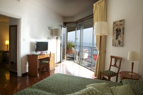 Minibar, desk, cribs/infant beds, free WiFi