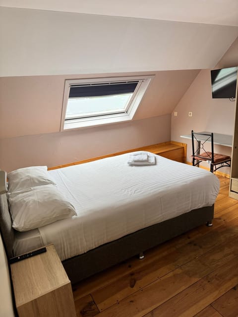 Double Room Single Use | Desk, iron/ironing board, free WiFi, bed sheets