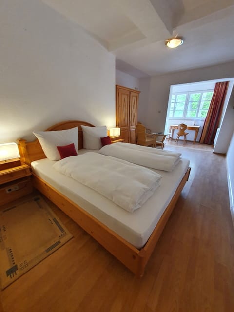 Double Room (Ruwertal) | Desk, iron/ironing board, free WiFi, bed sheets