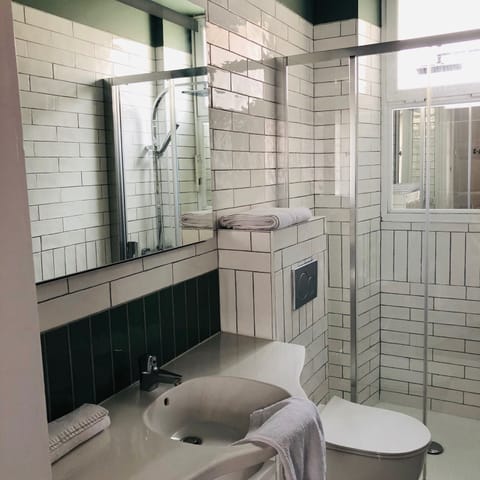 Superior Twin Room | Bathroom | Free toiletries, hair dryer, towels