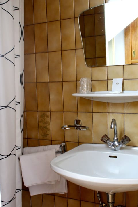 Economy Single Room, 1 Bedroom, Shared Bathroom | Bathroom | Free toiletries, towels