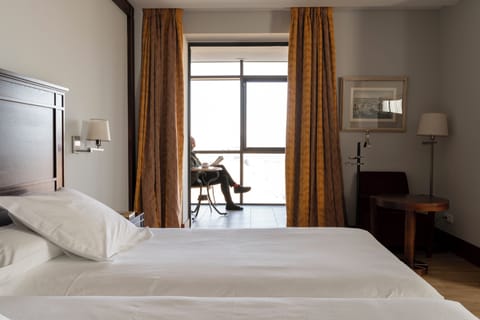 Superior Double Room | Minibar, in-room safe, desk, blackout drapes