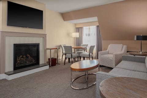 Suite, 1 Bedroom, Mountain View | Premium bedding, in-room safe, desk, laptop workspace