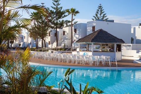 Poolside bar