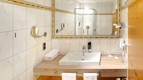 Classic Double Room, Private Bathroom (teils auch als EZ buchbar) | Bathroom