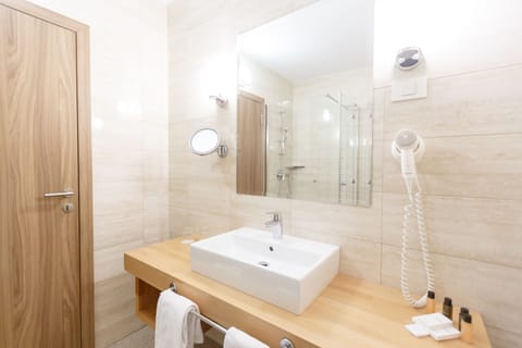 Combined shower/tub, free toiletries, hair dryer, towels