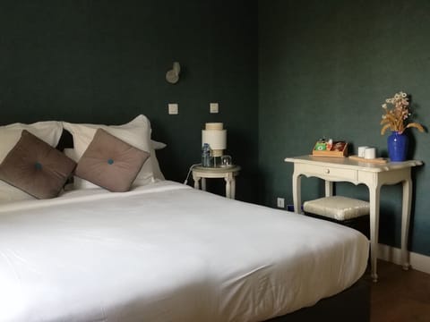 Comfort Room | Blackout drapes, free cribs/infant beds, rollaway beds, free WiFi