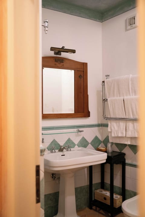 Superior Room, 1 King Bed | Bathroom | Hair dryer, bidet, towels, soap