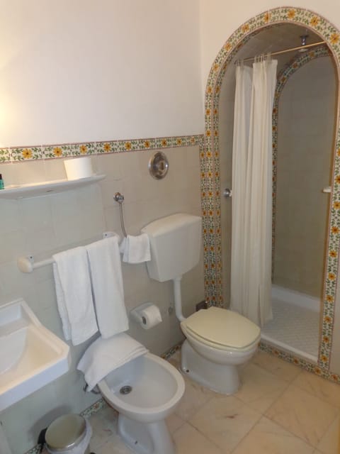 Superior Double Room (Green Room) | Bathroom | Combined shower/tub, hair dryer, towels